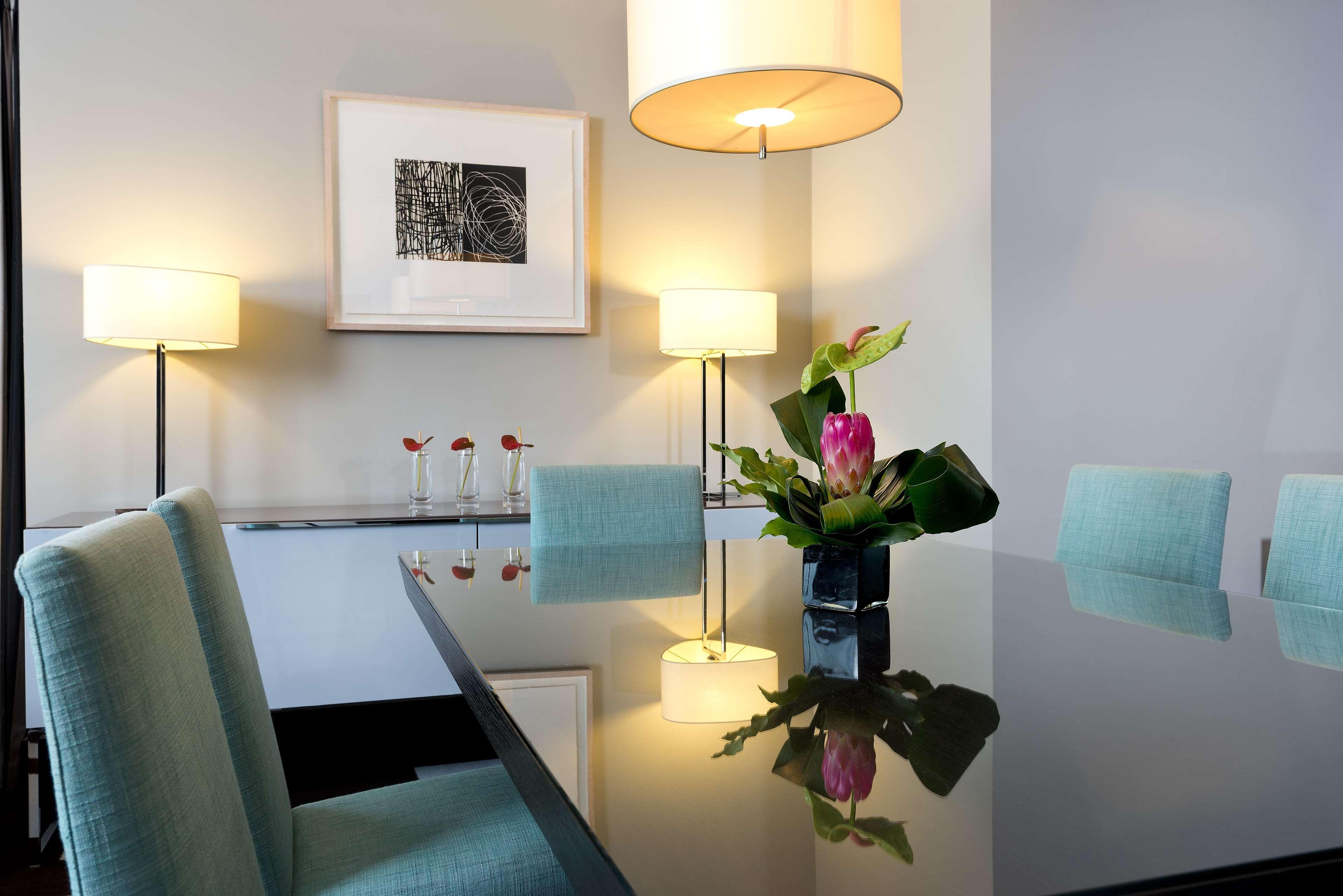فندق ذا فيتزويليام بلفاست المظهر الخارجي الصورة A table lamp
