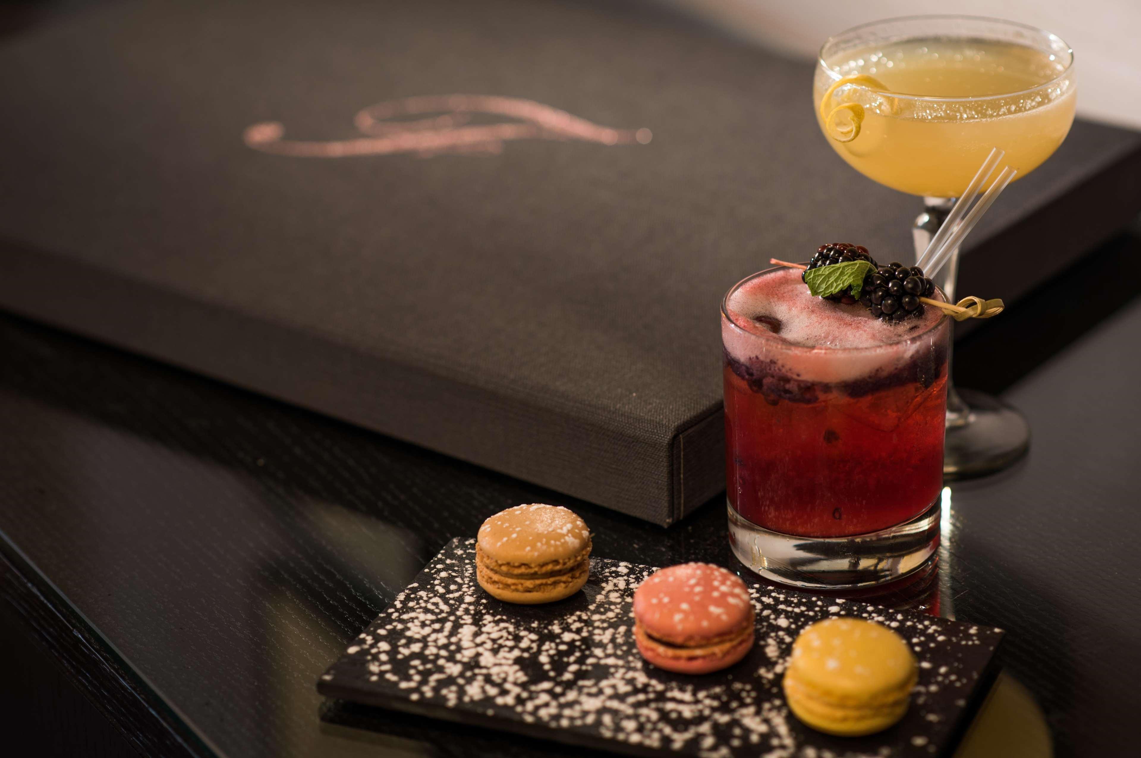 فندق ذا فيتزويليام بلفاست المظهر الخارجي الصورة A cocktail at the bar