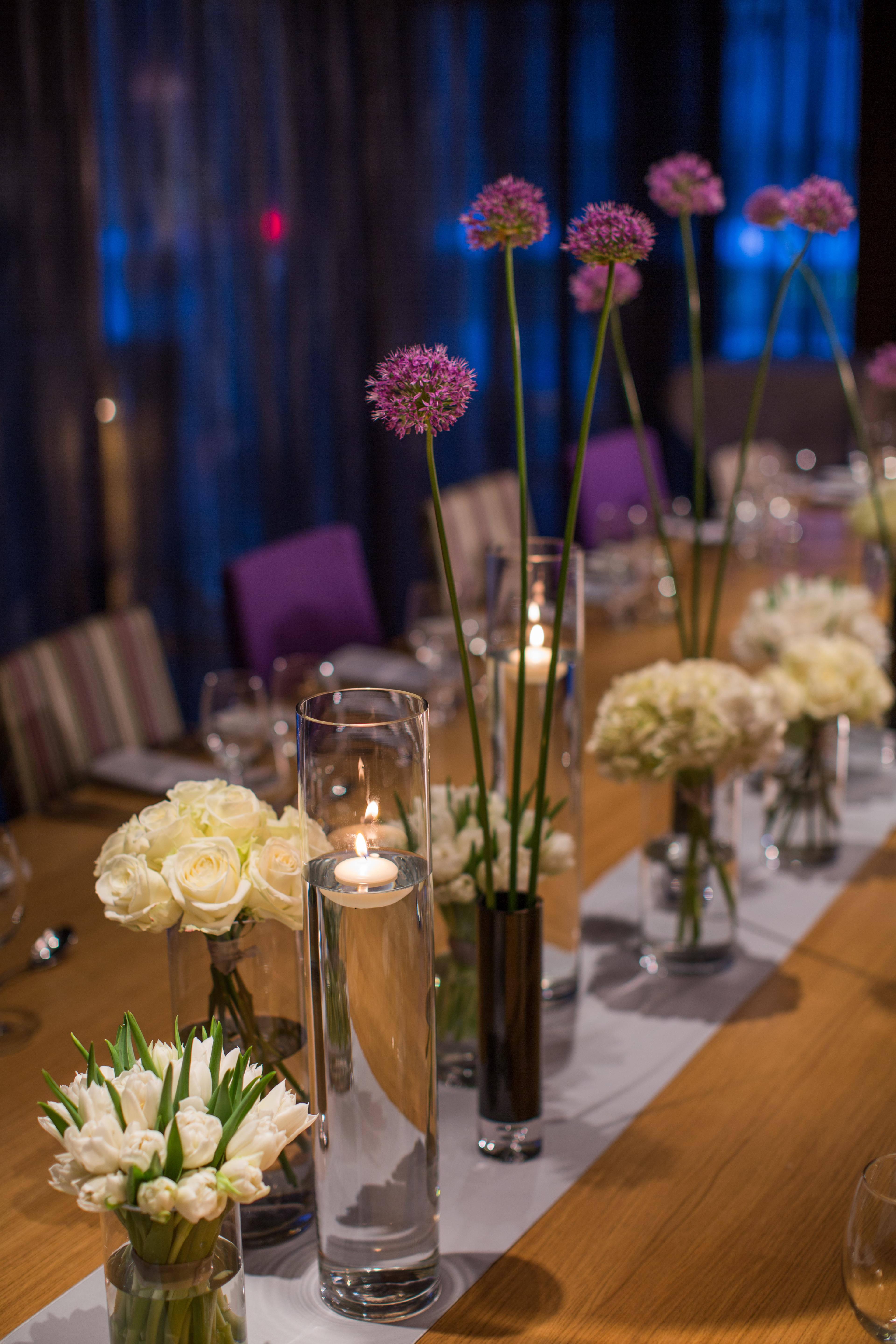 فندق ذا فيتزويليام بلفاست المظهر الخارجي الصورة A table decorated with flowers and candles